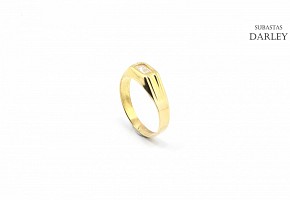 18k yellow gold ring with a baguette-cut zirconia.
