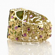 Rigid bangle in 14k yellow gold, jade and sapphires.