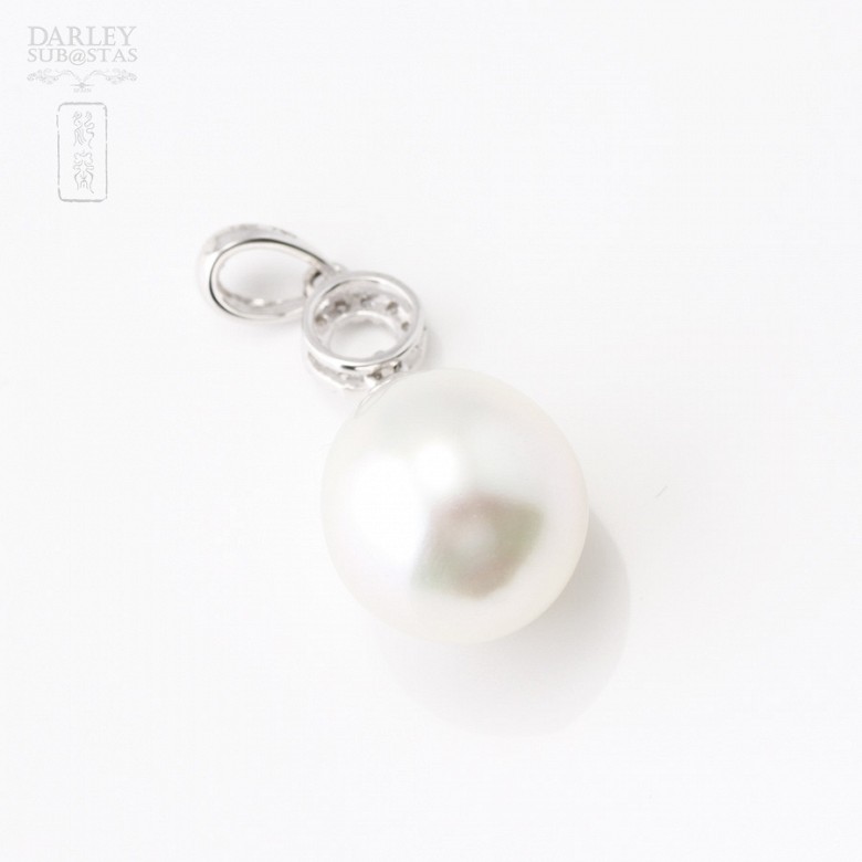Australian pearl pendant in 18k white gold and diamonds - 3