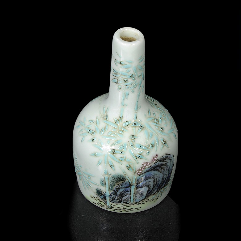 Miniature tall-necked vase, Qing dynasty