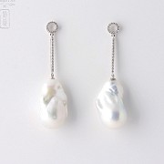 Earrings in 18k white gold with baroque pearl and diamond - 4