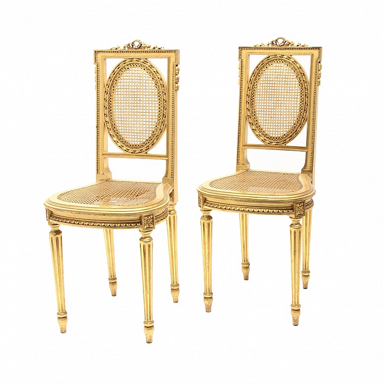 一對金色木椅，路易十六風格的網格座椅和靠背，
