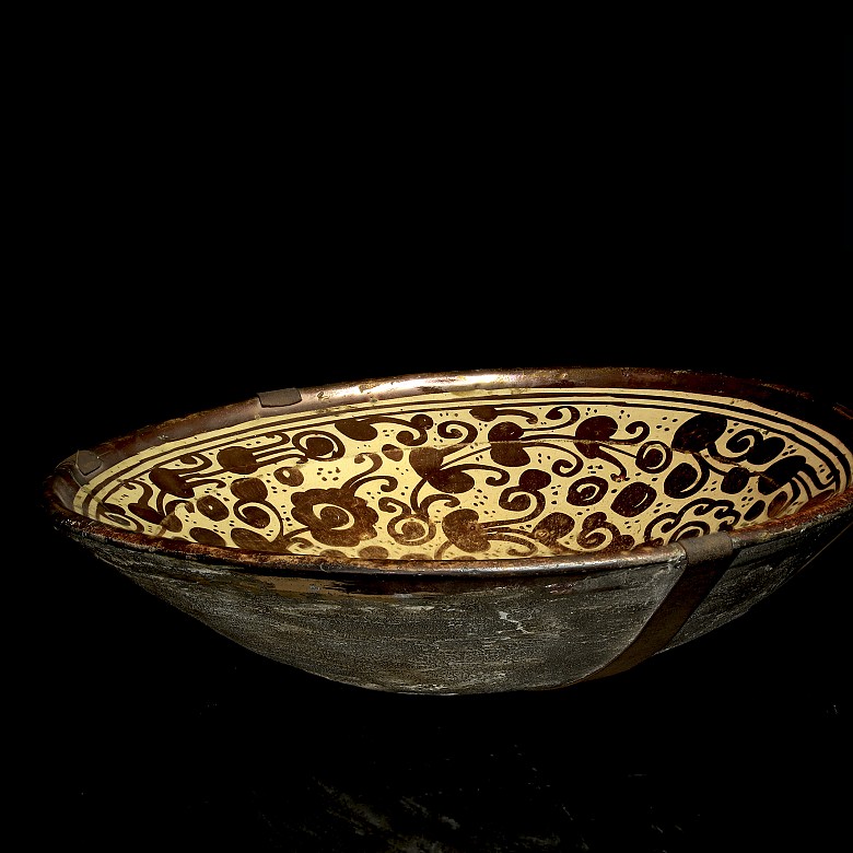 Small basin with central blue fleuron design and metallic lustre, 17th century
