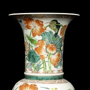 Jarrón de porcelana con lotos, forma zun, S.XX