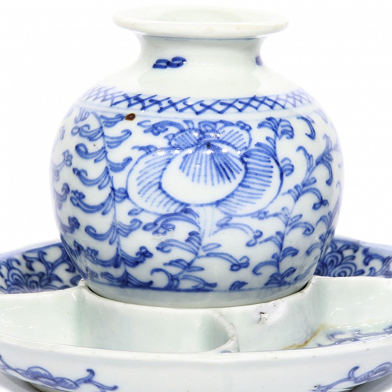 Lot of chinese blue and white porcelain.