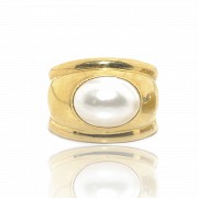 18k yellow gold and mother of pearl ring