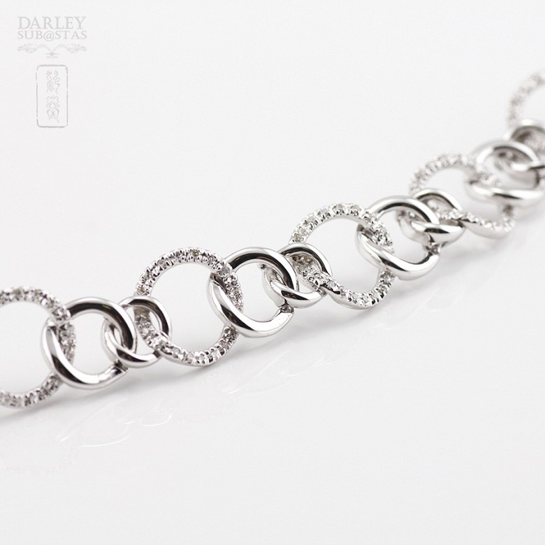 Link bracelet in white gold and 170 diamonds.