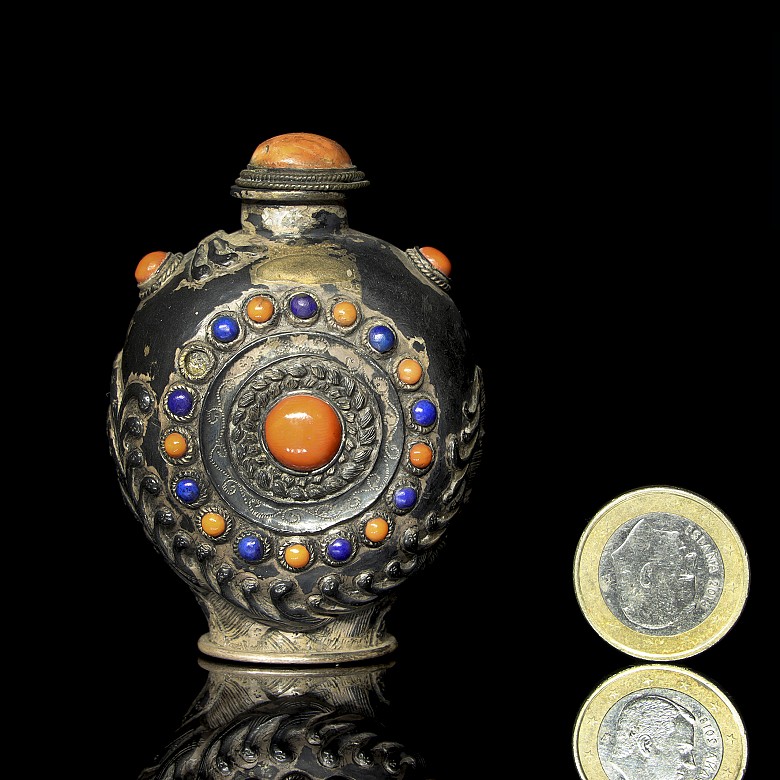 Embossed silver snuff bottle, Qing Dynasty - 7