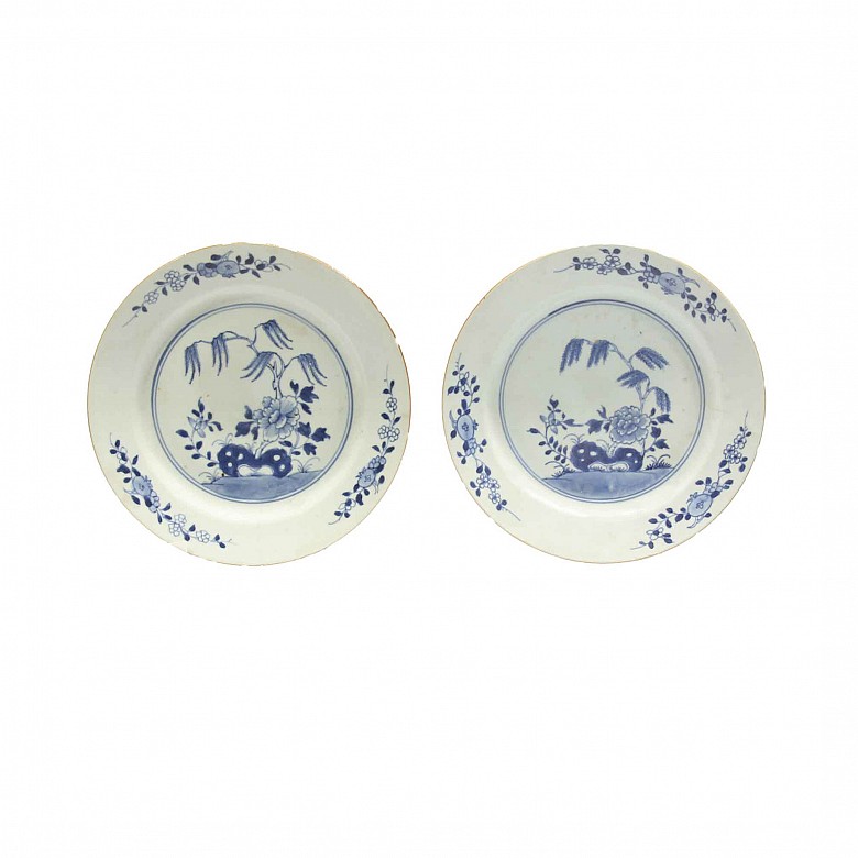 Pair of blue and white glazed porcelain dishes Compagnie des indes, 19th century.