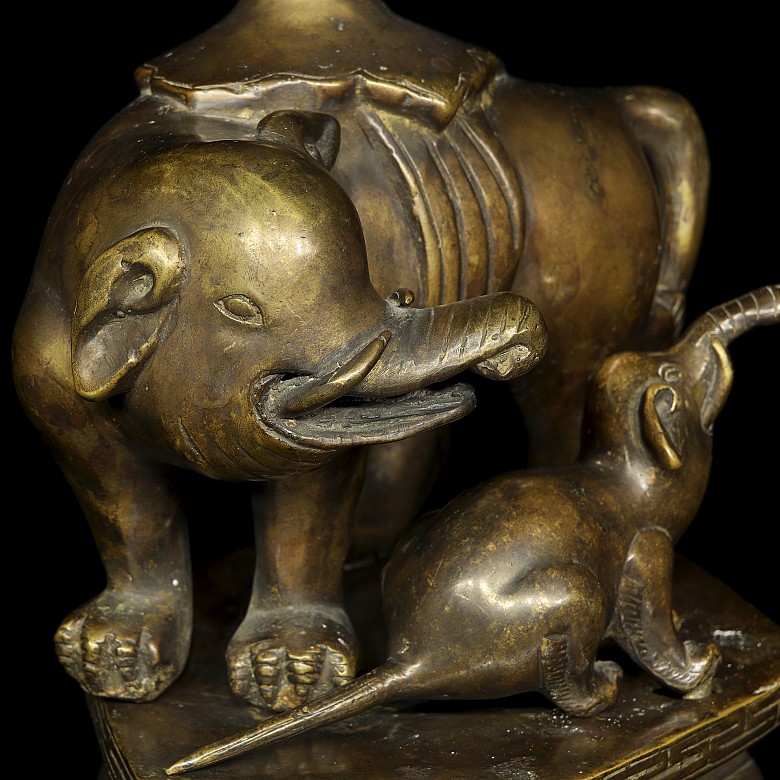 Bronze figure 'Two Elephants', Qing dynasty - 2