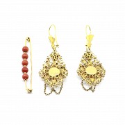 18k yellow gold clasp and 14k yellow gold earrings, with coral.