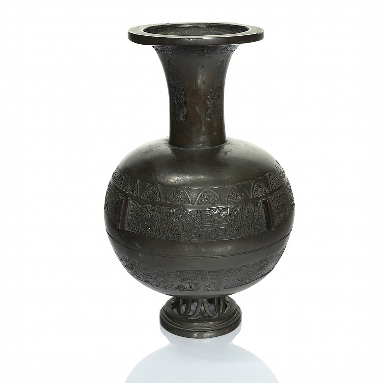 Archaic bronze vase with relief reliefs, Qing dynasty