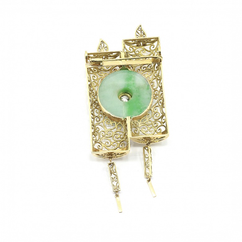 Pendant with a jade disc in 18k yellow gold