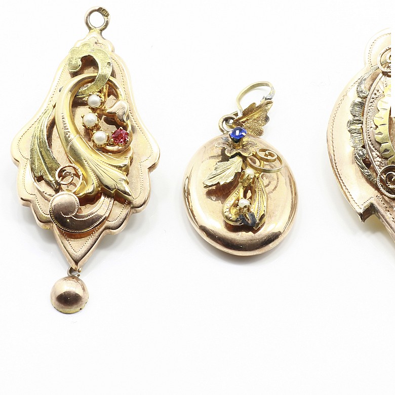 Two brooches and a gold pendant - 2