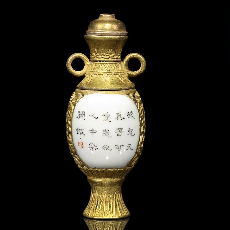 An enameled porcelain snuff bottle, with Qianlong mark - 2