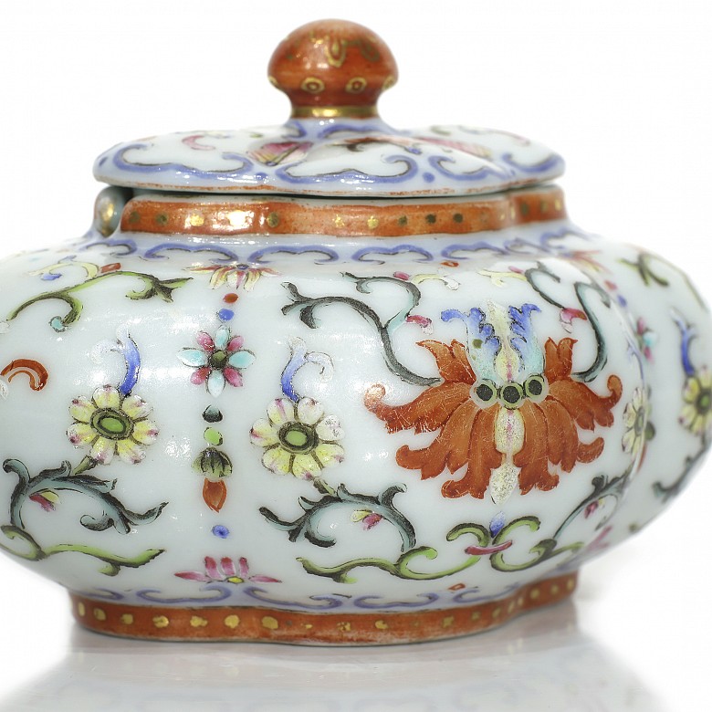 Pequeño recipiente de porcelana esmaltada, dinastía Qing
