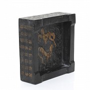 Recipiente de tinta con relieves de dragones e inscripciones, dinastía Qing