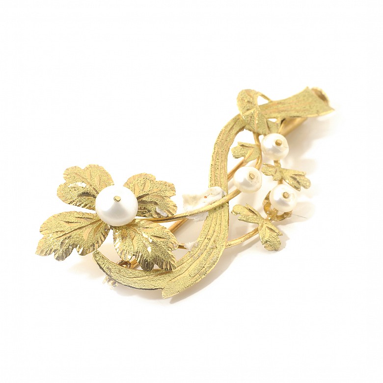 Broche en forma de flor con perlas, en oro amarillo 18 k