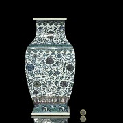 Chinese ceramic vase with flowers, with Qianlong seal - 9