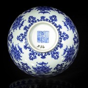 Cuenco de porcelana, azul y blanco, con marca Qianlong
