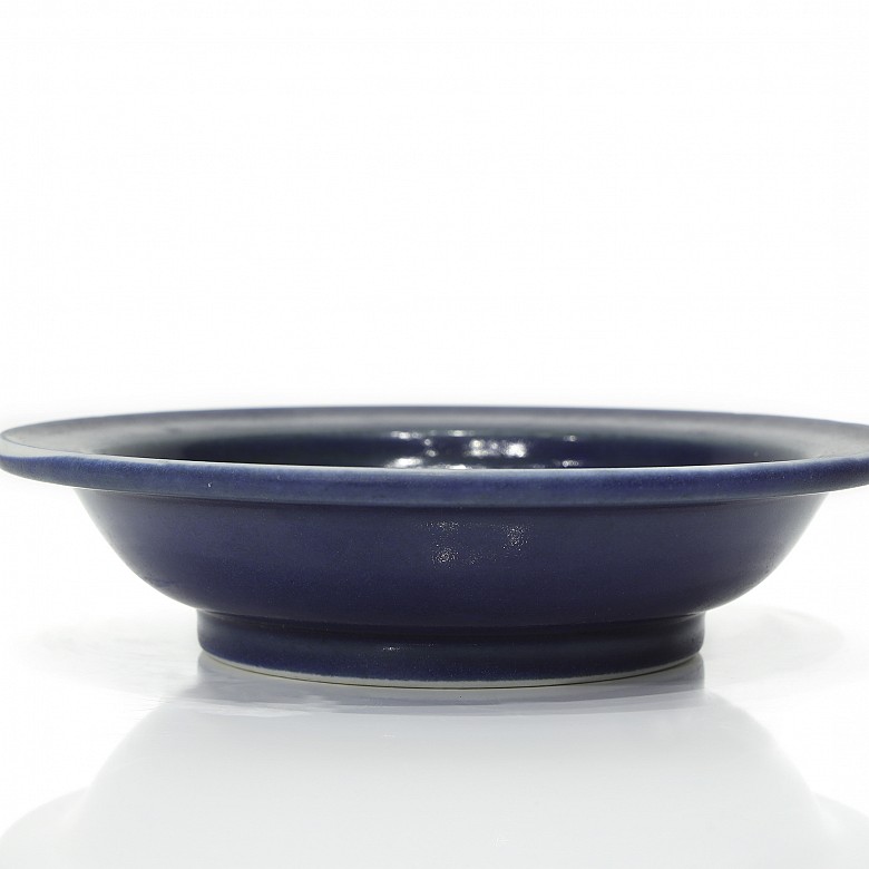 Plato de porcelana vidriada en azul, con marca Yongzheng