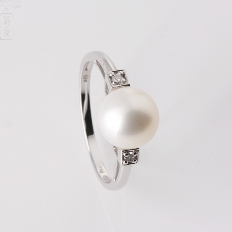 Anillo perla cultivada blanca con diamantes en oro blanco 18k