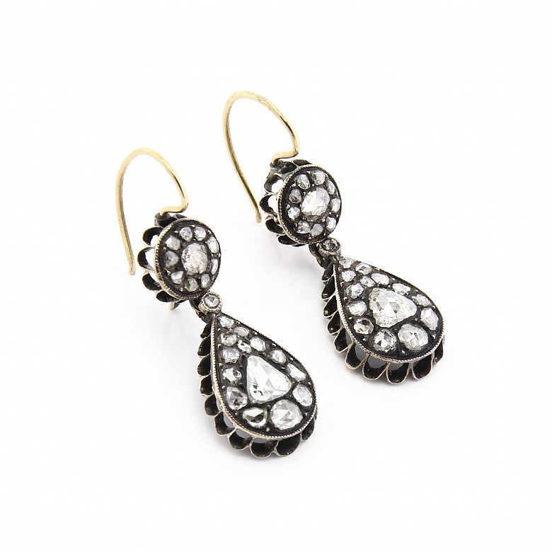 Elizabethan earrings in 18k gold with diamonds.