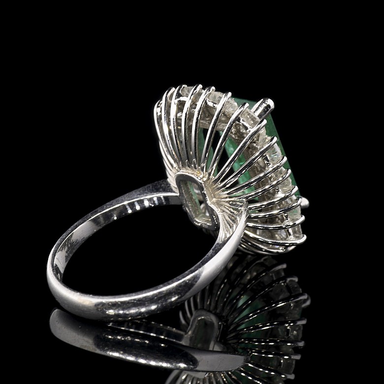 18k white gold rosette ring with emerald and brilliant-cut diamonds