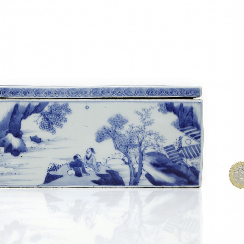 Porcelain blue-and-white lidded box, Ming dynasty