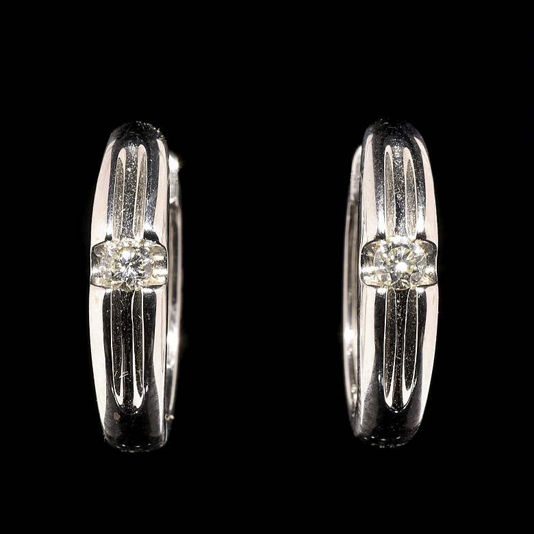 Earrings in 18k white gold with diamonds