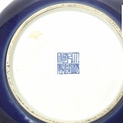 Plato hondo vidriado en azul, con marca Qianlong