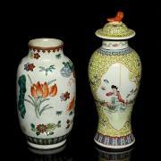 Dos jarrones de porcelana china, S.XX - 2
