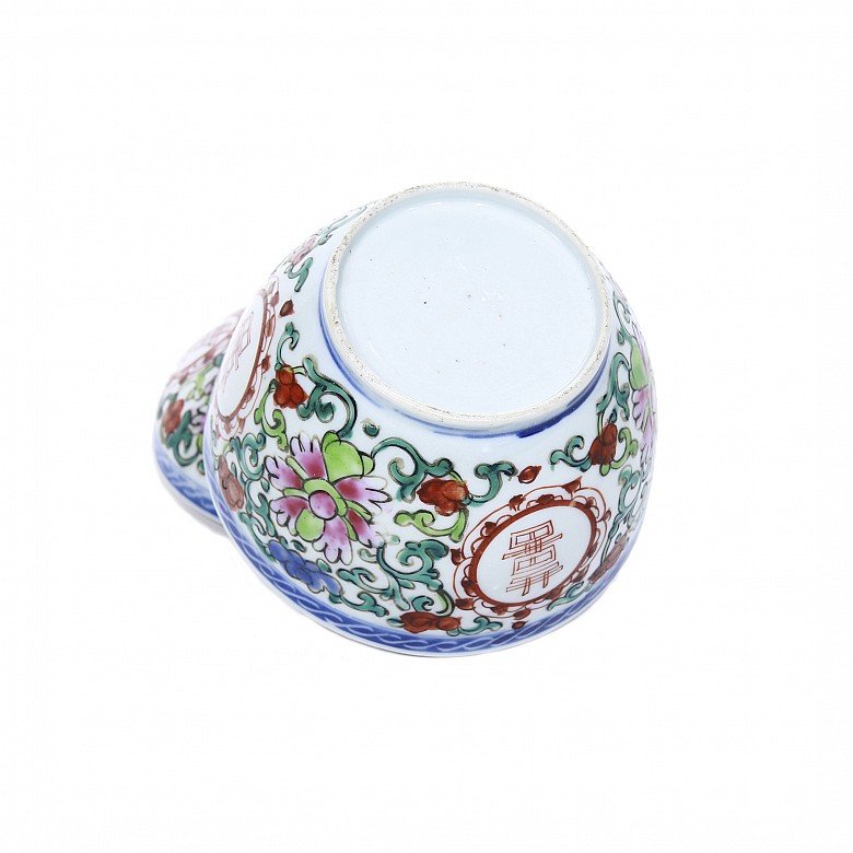 Enameled bowl with lid, China, 19th century