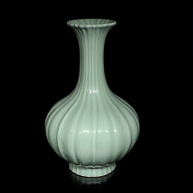 Gran jarrón de porcelana con perfil foliado, S.XX