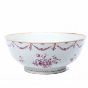 Large bowl of Chinese export porcelain, Qing dynasty, 18th century.