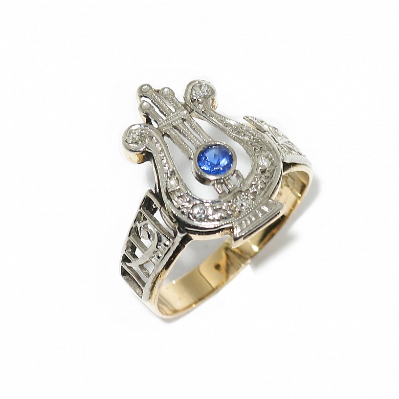 18 kt two-tone gold ring with diamonds and sapphire