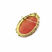 18k yellow gold medallion with a central agate - 1