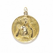 18 kt yellow gold medal, with diamonds and a ruby, ca.1920