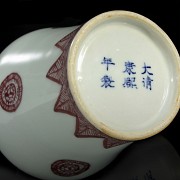 Jarrón de porcelana, blanco y rojo, con marca Kangxi