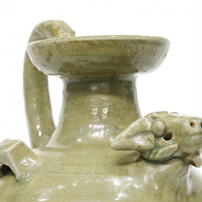 Jarra de cerámica estilo Yue vidriada en verde.