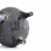 Small tripod censer, Qing dynasty.