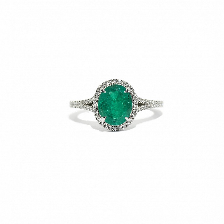 Ring with central Colombian emerald of oval size.