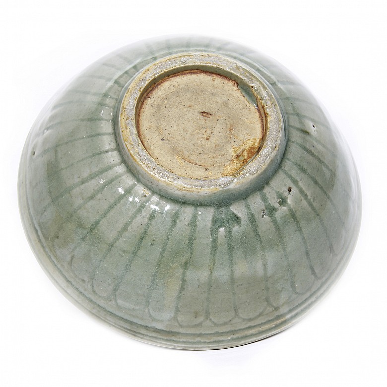 Bowl, Yuan / Ming dynasty, with celadon glaze, 14th century