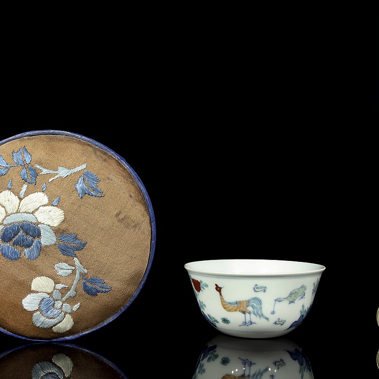 Small doucai chicken cup, Qing dynasty, Kangxi (1662 - 1722)