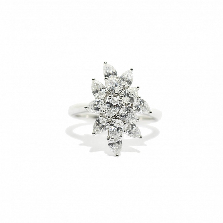 Anillo de diamantes talla perilla en montura de oro blanco 18k.