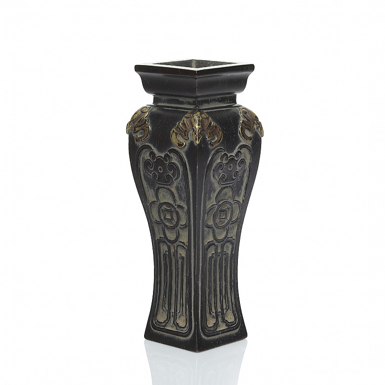 Zitan wood vase with gilded details, Qing dynasty