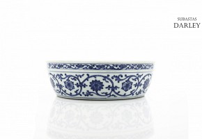 A blue and white floral dish, Qianlong seal mark.