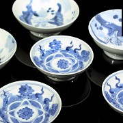 Pequeños platos de porcelana, azul y blanco, dinastia Qing - 1