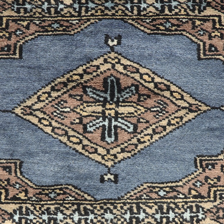 Large oriental woollen rug, Pakistan. - 2