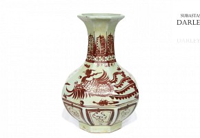 Jarrón de cerámica decorado con un ave fénix, China.
